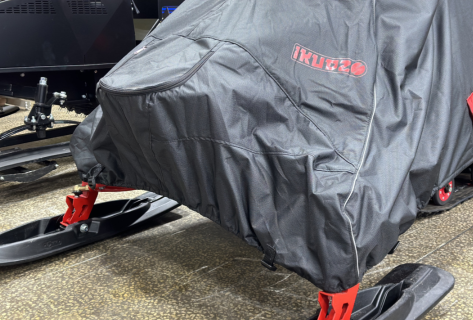 Чехол транспорт. снегохода IKUDZO HUNTER черно-красный Оксфорд ПРЕМИУМ качества с лого IKUDZO в Коломне